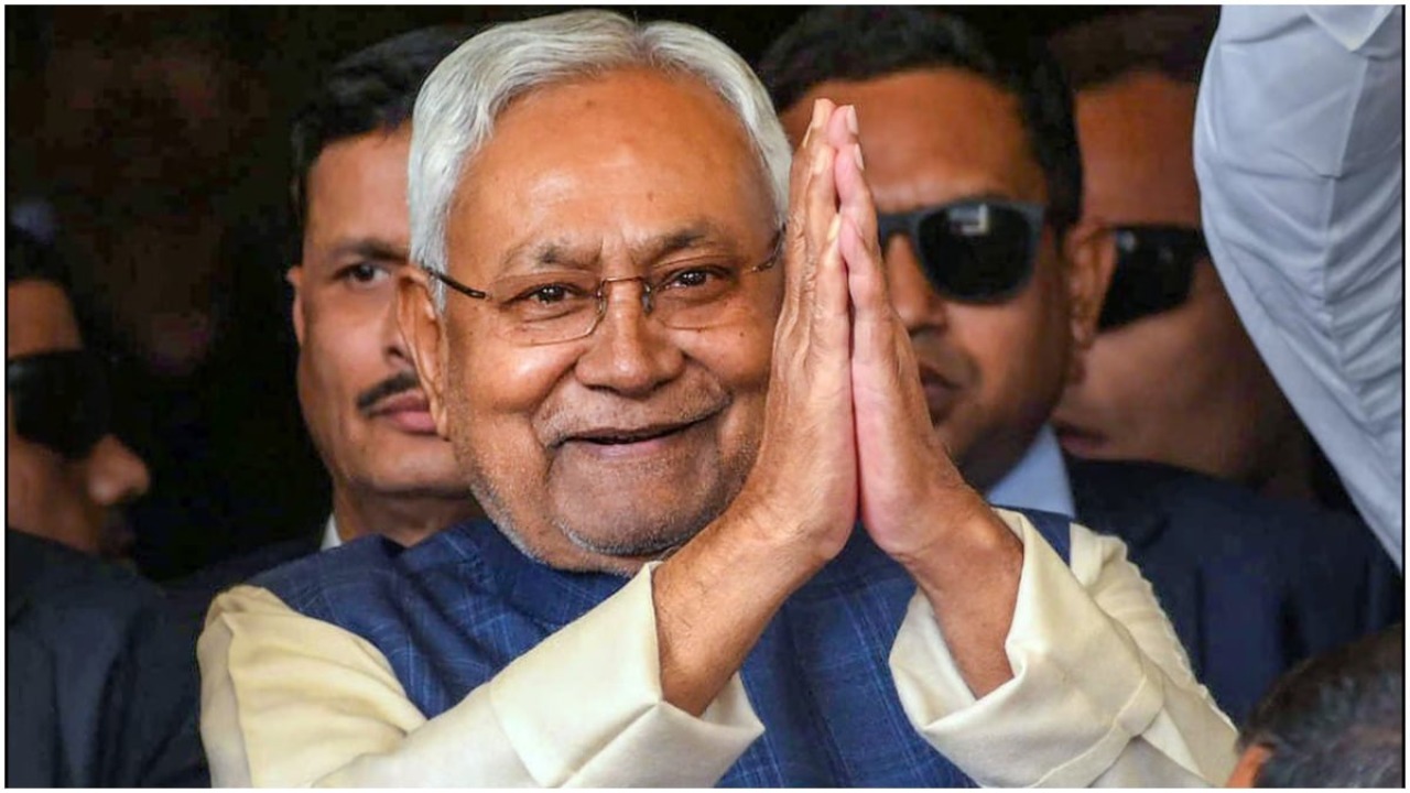 बक्सर में दलित बस्ती के लोगों को CM से मिलने से प्रशासन ने रोका, बुनियादी समस्याओं को लेकर करना चाहते थे मुलाकात, जम कर हुआ नीतीश कुमार का विरोध