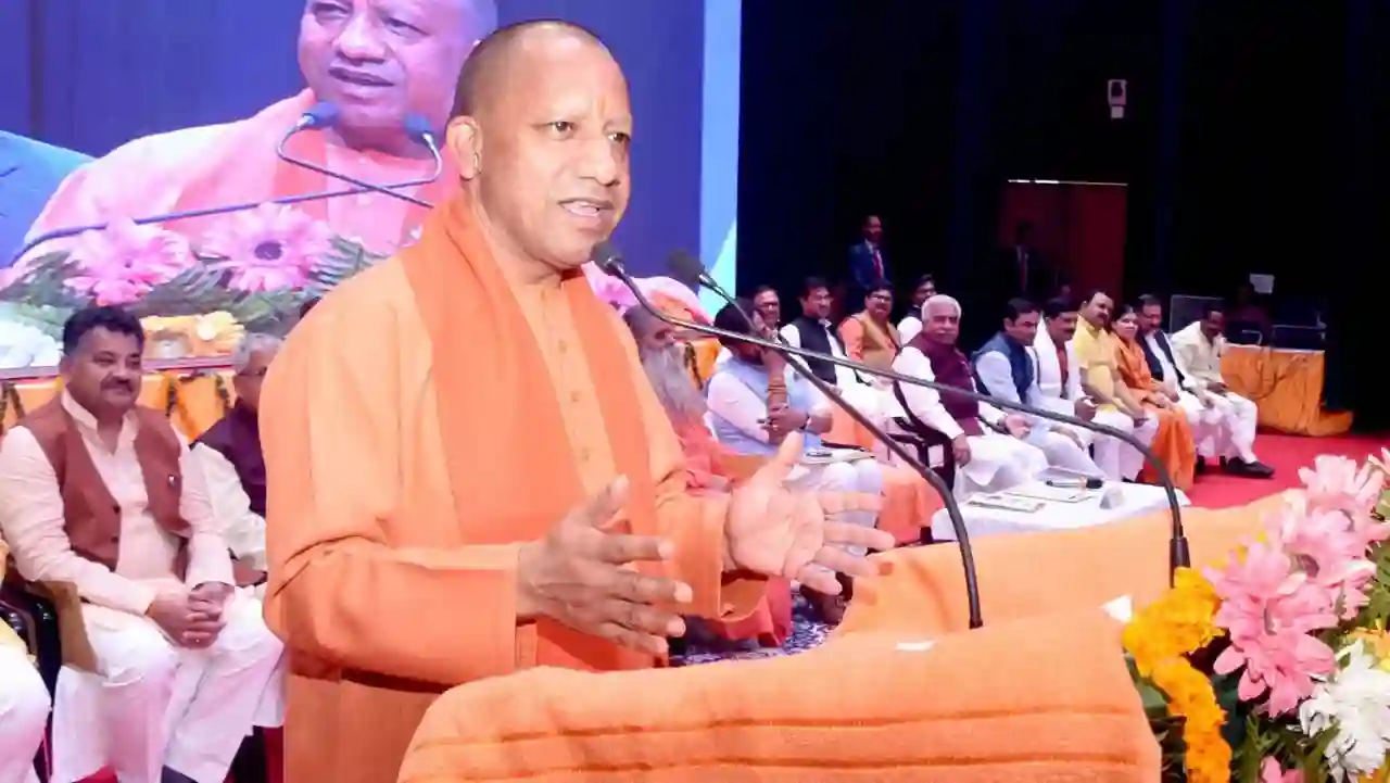 CM Yogi took a dig at Ravi Kishan, people started laughing on the stage