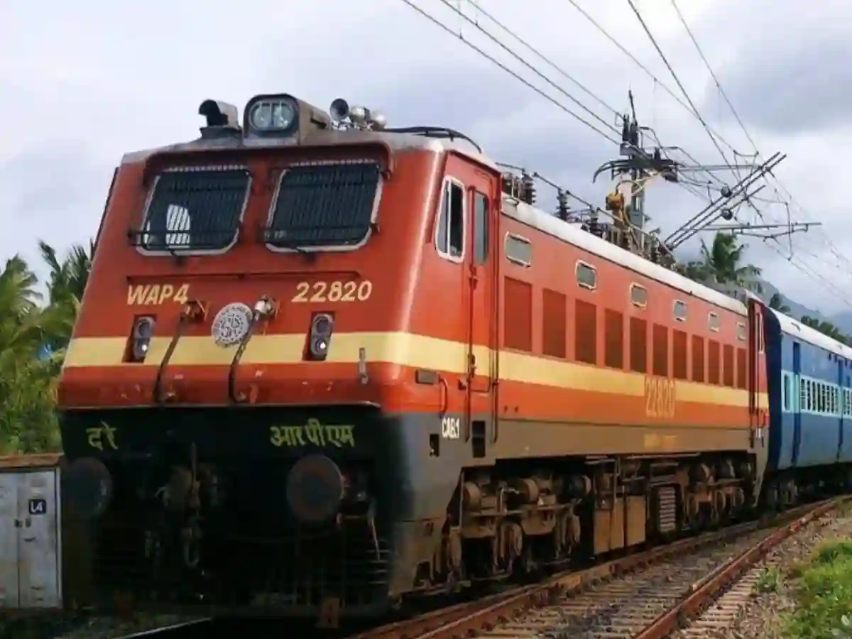Something happened inside the train at night that the girls sat down in fear
