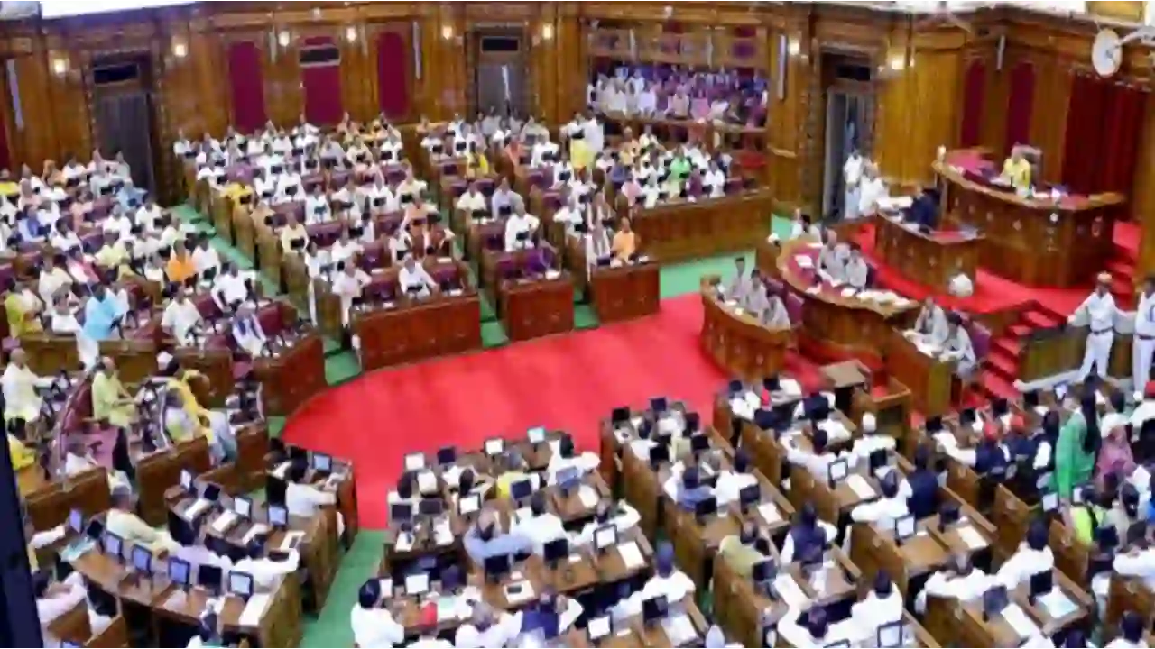 Which MLA spat after eating gutka in the UP Assembly