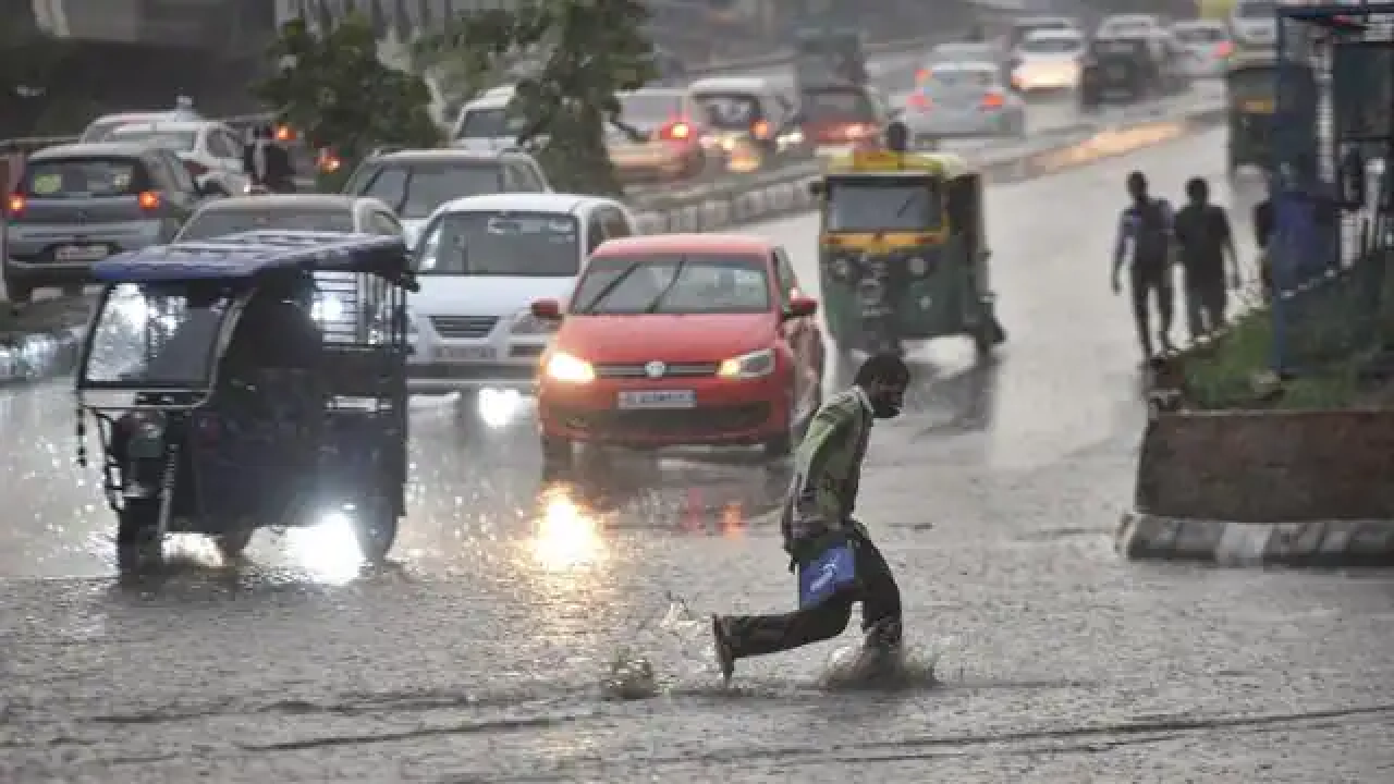 Weather Forecast: दिवाली पर बिगड़ेगा मौसम का मिजाज, इन राज्यों में होगी गरज के साथ तेज बारिश
