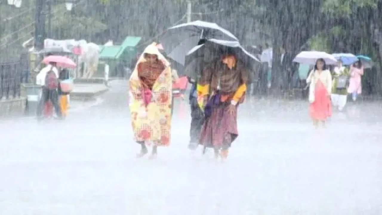 Aaj Ka Mausam: सर्दी से अलाव जलाने को मजबूर हुए लोग, अगले 12 घंटे बाद इन राज्यों में होगी गरज के साथ तेज बारिश