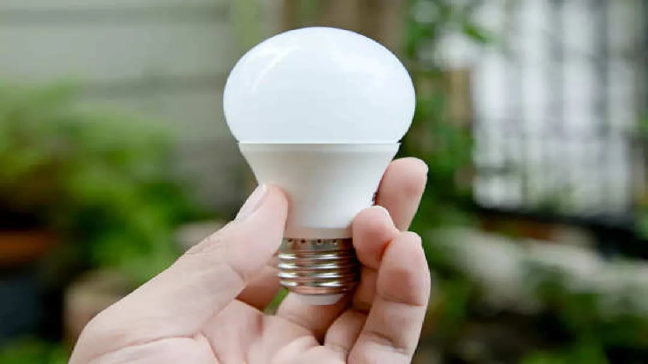 33 रुपये खर्च कर घर लाएं ऐसा एलईडी बल्ब जो बिना बिजली के भी करेगा रोशनी, जानिए खूबियां