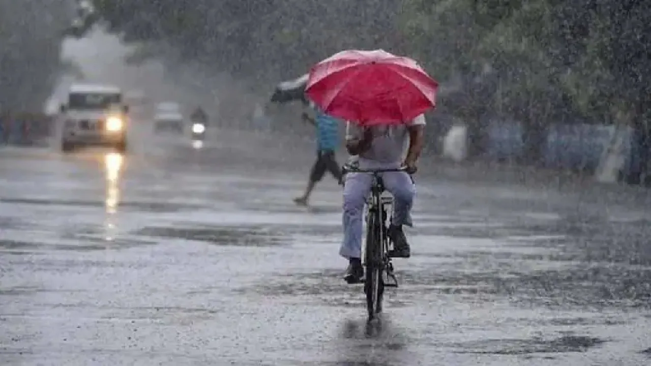 Weather Alert: दिल्ली में बढ़ेगा प्रदूषण का खतरा, इन राज्यों में मूसलाधार बारिश ढाएगी कहर, जानिए अपने यहां का हाल