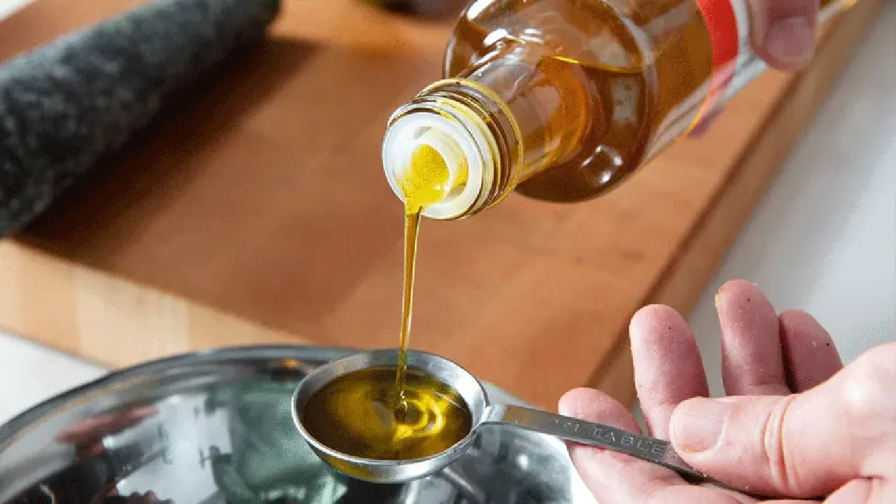 Mustard Oil Price: सरसों तेल के दाम सातवें आसमान से हुए धड़ाम, एक लीटर पर मिल रहा छप्परफाड़ फायदा
