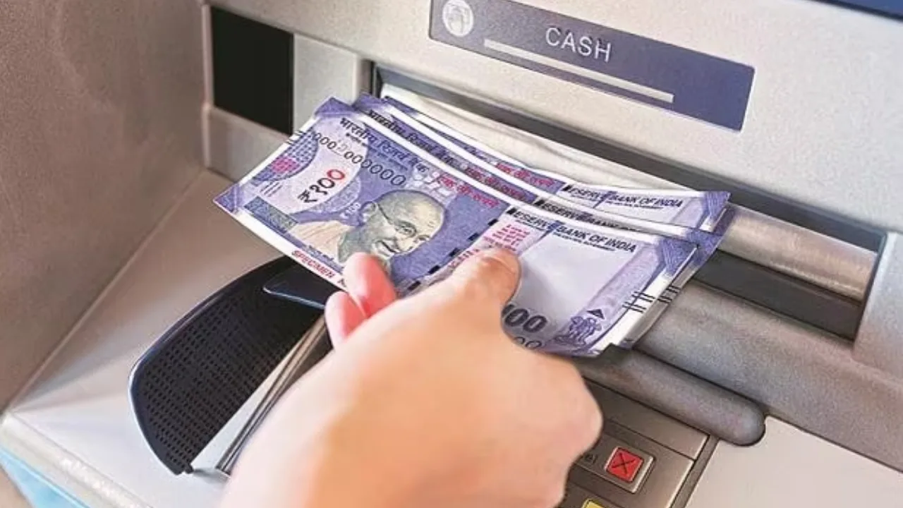 ATM पर हो रहा है ये नया फ्रॉड, फंस जाए आपका कार्ड तो हो जाएं सावधान!