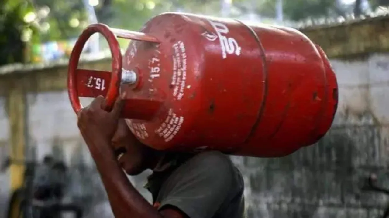 Gas Cylinder: 450 रुपये का गैस सिलेंडर लेने के लिए आज ही कराएं यह जरूरी काम, जानिए अपडेट