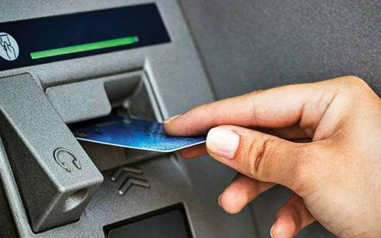 ATM से नहीं निकले नोट लेकिन खाते से कट गए पैसे, जानें कितने दिनों में आते हैं वापस
