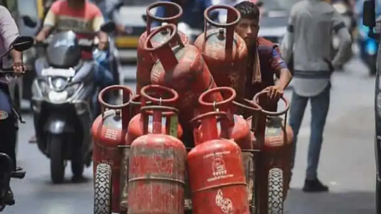 LPG Gas Cylinder: LPG गैस सिलेंडर को लेकर बड़ी खबर! इतने रुपए सस्ता हुआ