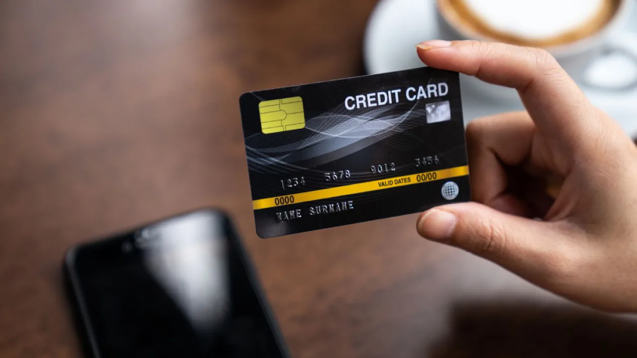 Credit Card का बिल्कुल भी न करें ऐसे इस्तेमाल, नहीं तो कर्ज के जाल में फंसेंगे