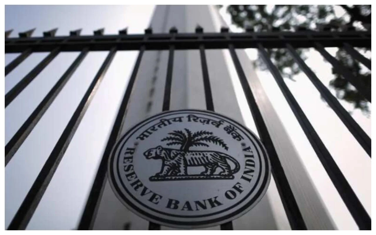RBI Update: इन तीन बैंकों...