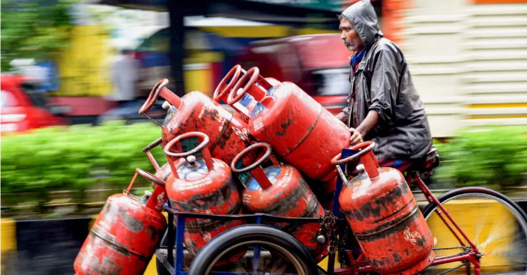 LPG Cylinders become more expensive, Know the new rates 