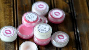 Homemade Lip Balm: लिपस्टिक के ज्यादा इस्तेमाल से लिप्स हो गए हैं ब्लैक, तो घर पर बनाएं इन लिप बाम को!