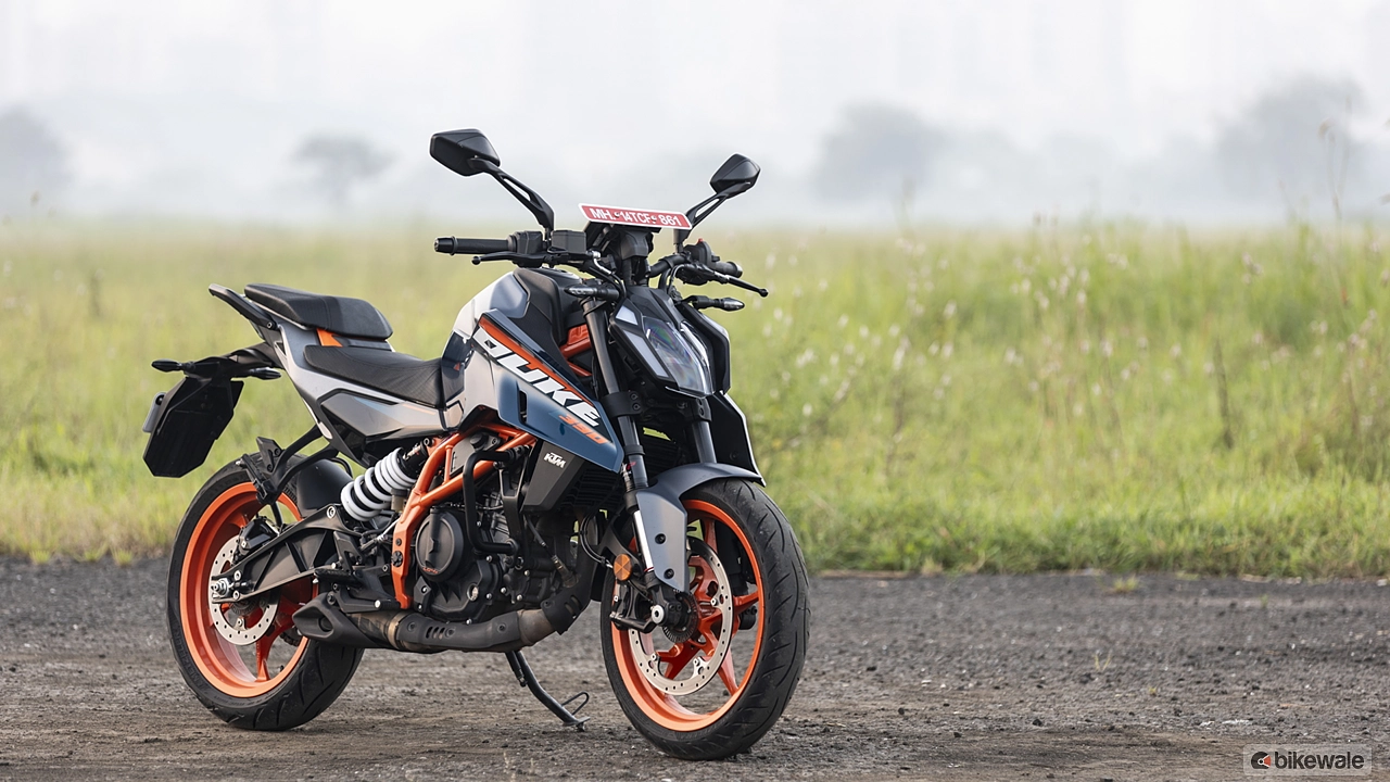 Exploring the KTM 390 Duke:...
