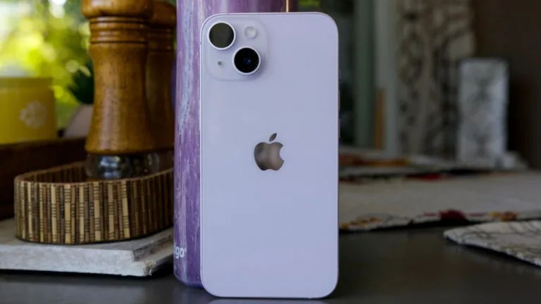 Apple iPhone 14 equipped with a 6.1-inch OLED screen with a 2532 x 1170 resolution