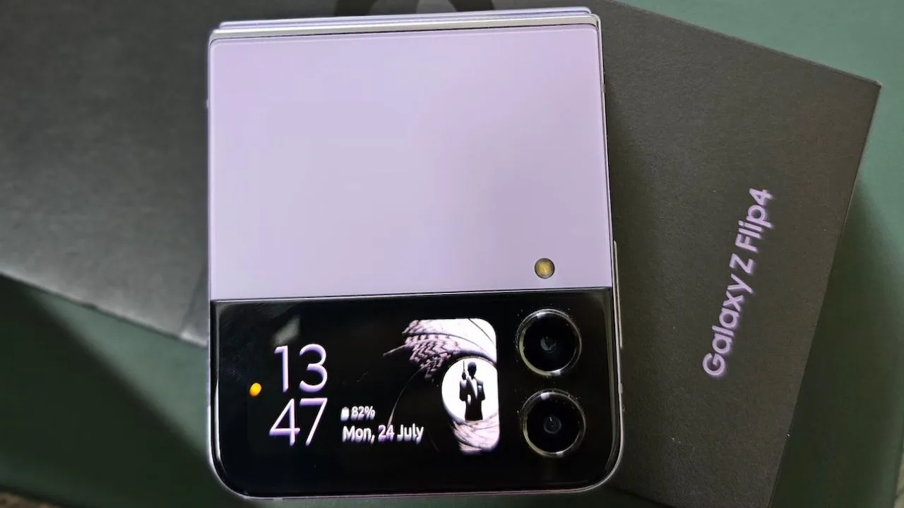 Samsung Galaxy Z Fold 4...