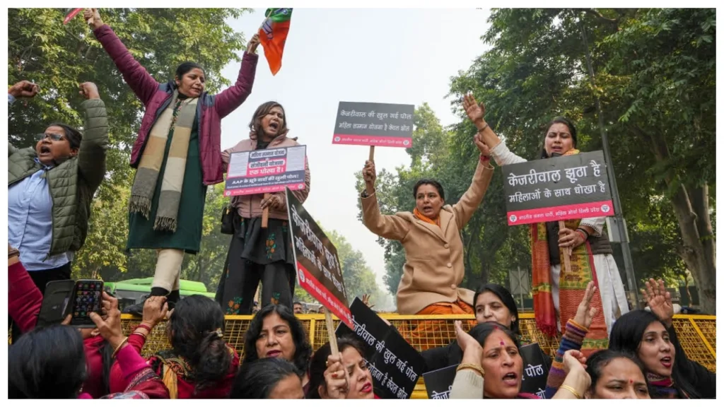 BJP Mahila Morcha protests near Arvind Kejriwal house