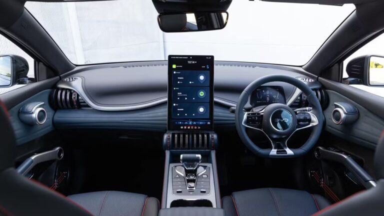 BYD Atto 3 : The Stunning New Electric SUV with a Powerful 521 km Range