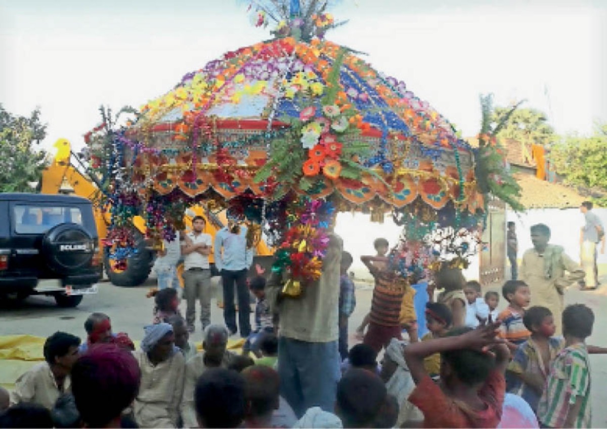बिहार की छाता होली है बेहद खास, मिलजुल कर छतरी के साथ मनाई जाती है सूखी होली 