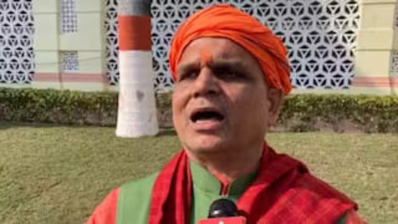 होली पर ये क्या बोल गए बीजेपी विधायक, कहा होली के दिन घर पर ही रहे मुसलमान