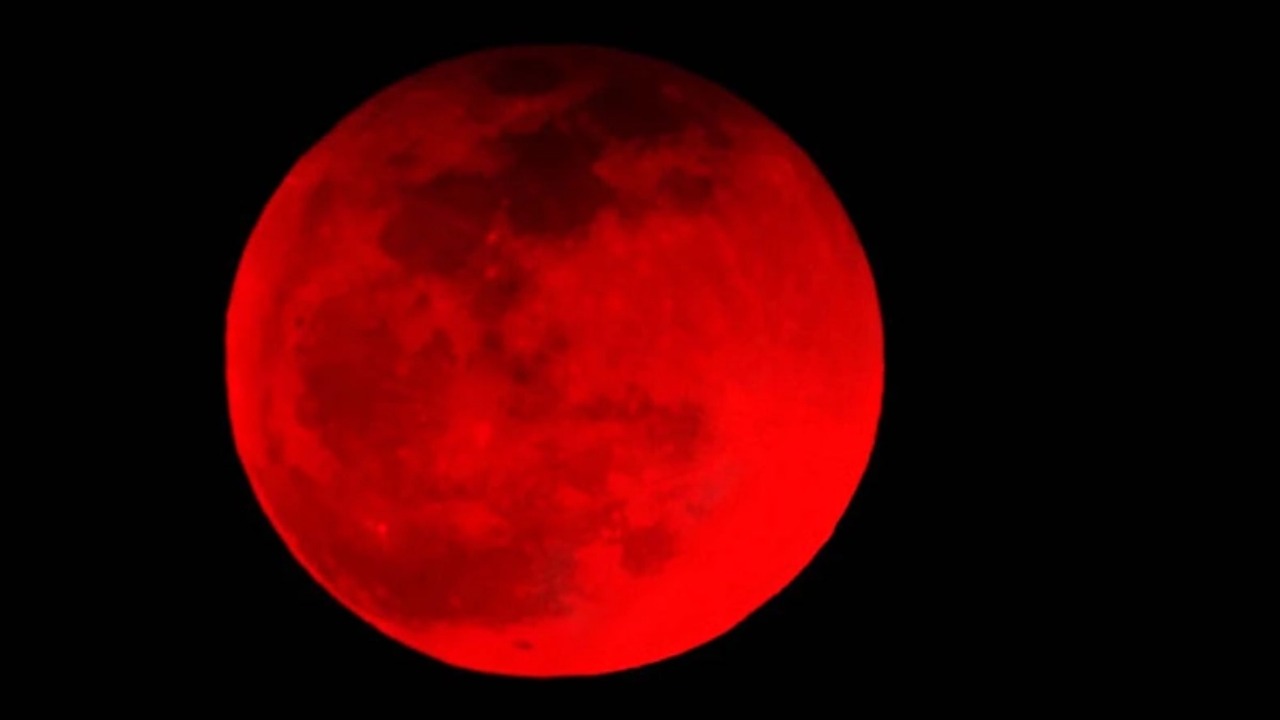 Holi के दिन खून जैसा लाल दिखेगा चांद, हर तरफ छाया रहेगा अंधेरा, जानें ब्लड मून के पीछे का रहस्य