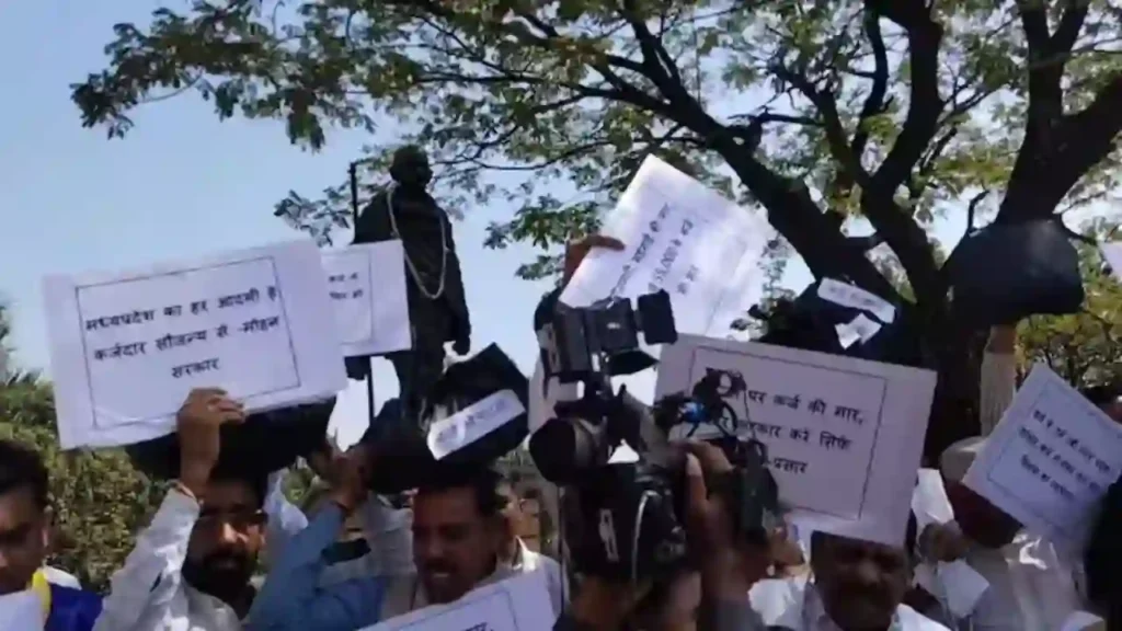 कांग्रेस विधायक पहुंच गए MP विधानसभा लेकर… BJP पर बढ़ रही कर्ज, कुछ भी करने को तैयार