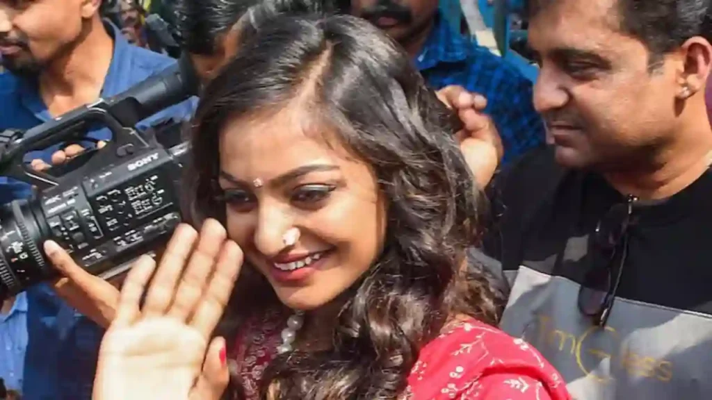 मोनालिसा का जानें मोबइल नंबर, लोगों ने कर दिया परेशान, पढ़कर उड़ जाएंगे आपके होश!