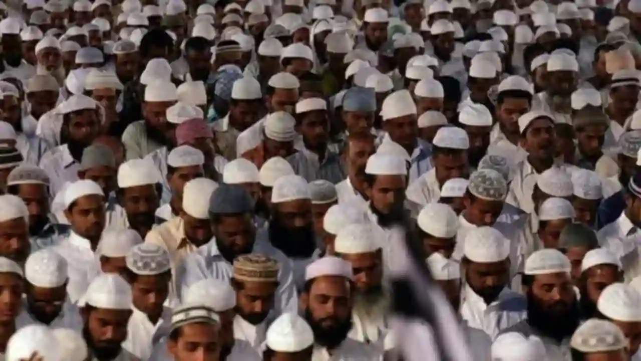 मुसलमानों को आंख उठाके देखा...