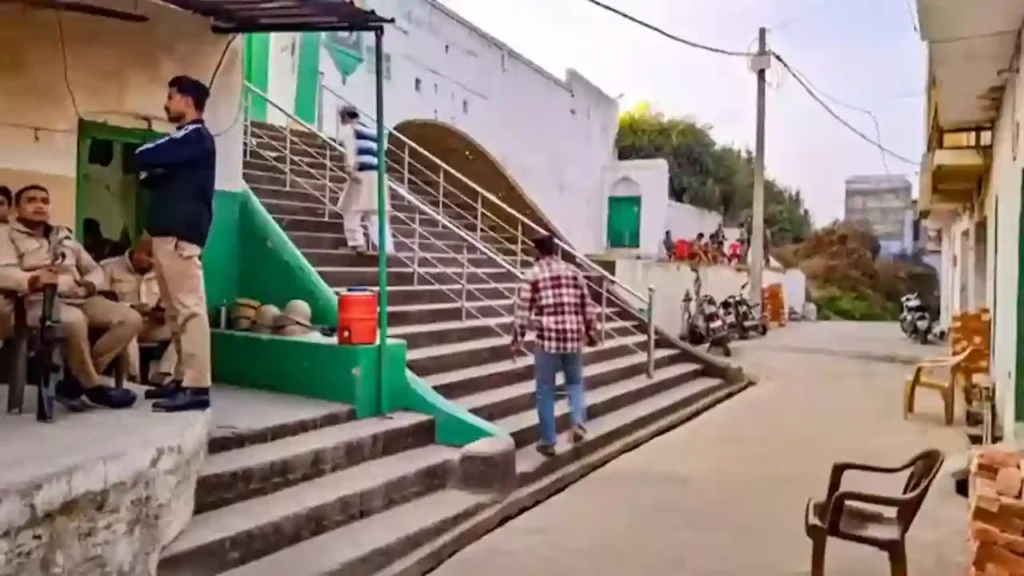 संभल में तिरपाल से ढकी जाएंगी ये मस्जिदें, क्या होने वाला है जंग या फिर कुछ और है राज?