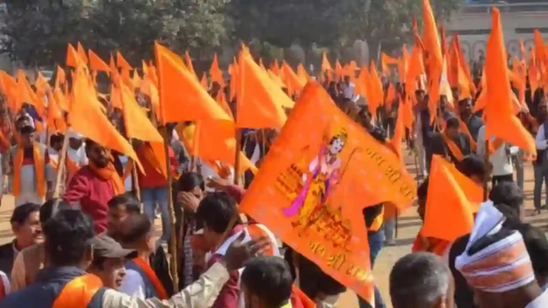 विश्व हिंदू परिषद और बजरंग दल ने सरकार को दी चेतावनी, औरंगजेब की कब्र हटाने की मांग