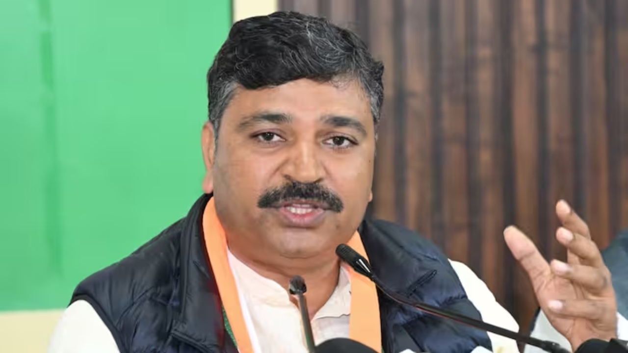 उर्दू पर माहौल गर्म, टीकाराम...