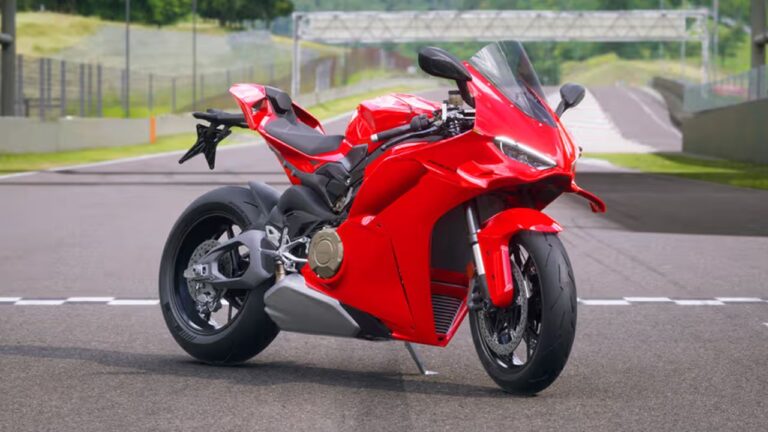 All New Ducati Panigale V4 Sports Bike is Here with Expensive Price Range and New Italian Look
