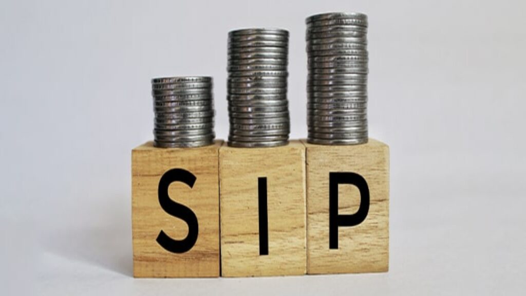 What is the right age to start SIP? See How Starting Early Creates a ₹61 Lakh Fund