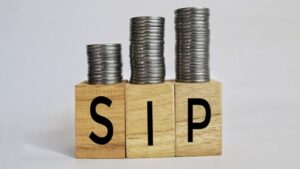 What is the right age to start SIP? See How Starting Early Creates a ₹61 Lakh Fund