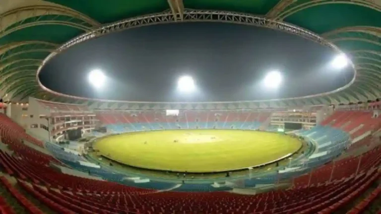 आईपीएल का इकना स्टेडियम में हो रहा था खेल, तभी हुआ कुछ ऐसा… देखकर हर कोई रह गया हैरान