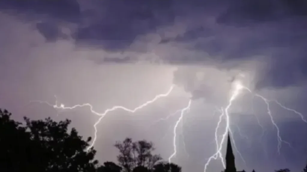 Weather Forecast: फिर बिगड़ेगा मौसम का मिजाज, इन जिलों में बारिश का अलर्ट, अब तक 61 लोगों की मौत