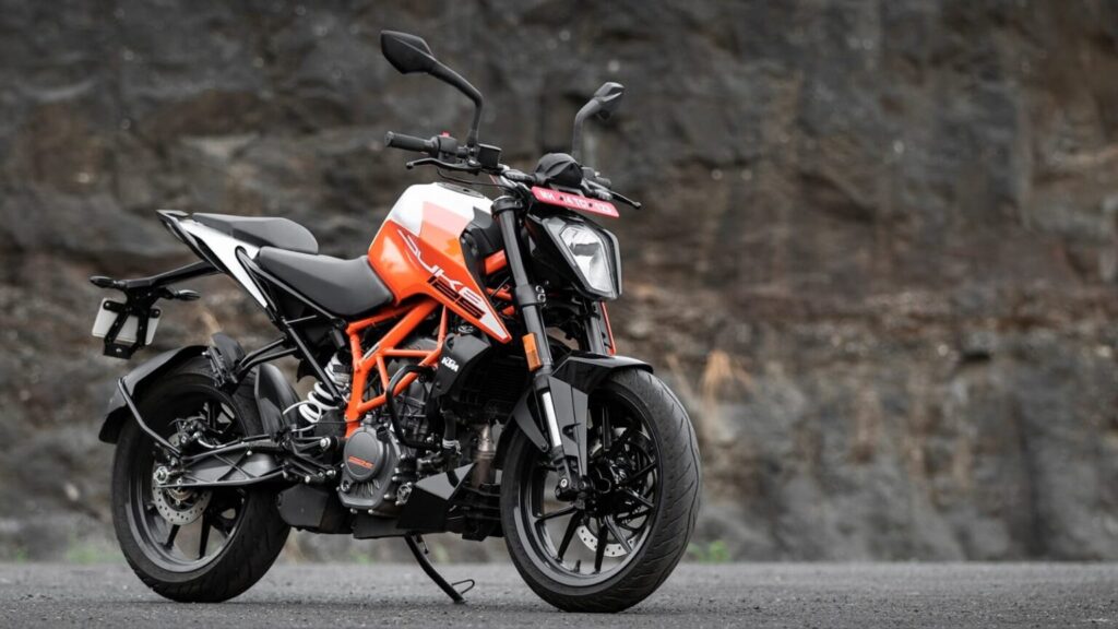 कॉलेज स्टूडेंट्स की पहली पसंद KTM 125 Duke! क्या सच में ₹18,000 डाउन पेमेंट काफी है? जानें कीमत, फाइनेंस और EMI की पूरी जानकारी