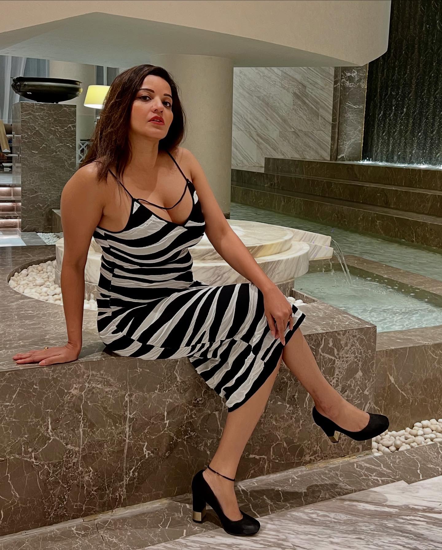 Monalisa Glamorous Look: See Bhojpuri...