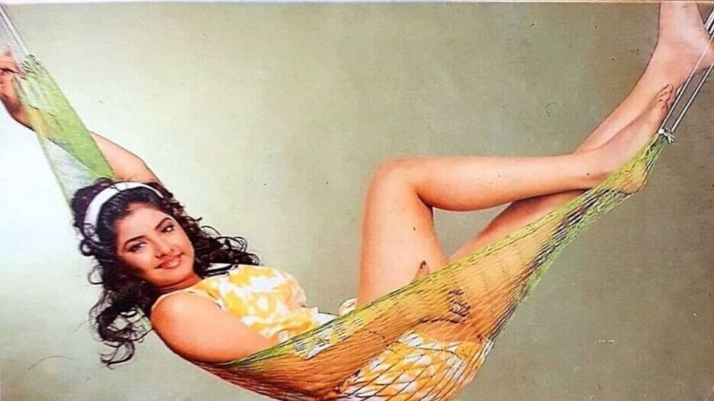 These 10 Rare & Hot Photos of Divya Bharti Prove She Was Truly an Angel – Just See the 7th!