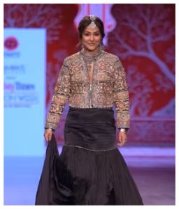 Hina Khan Ramp Walk Photos – Actress Stuns in Rajasthani Look, Check Out