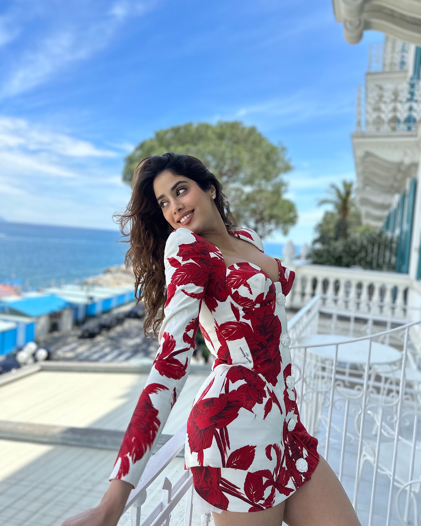 Janhvi Kapoor Glamorous Looks –...