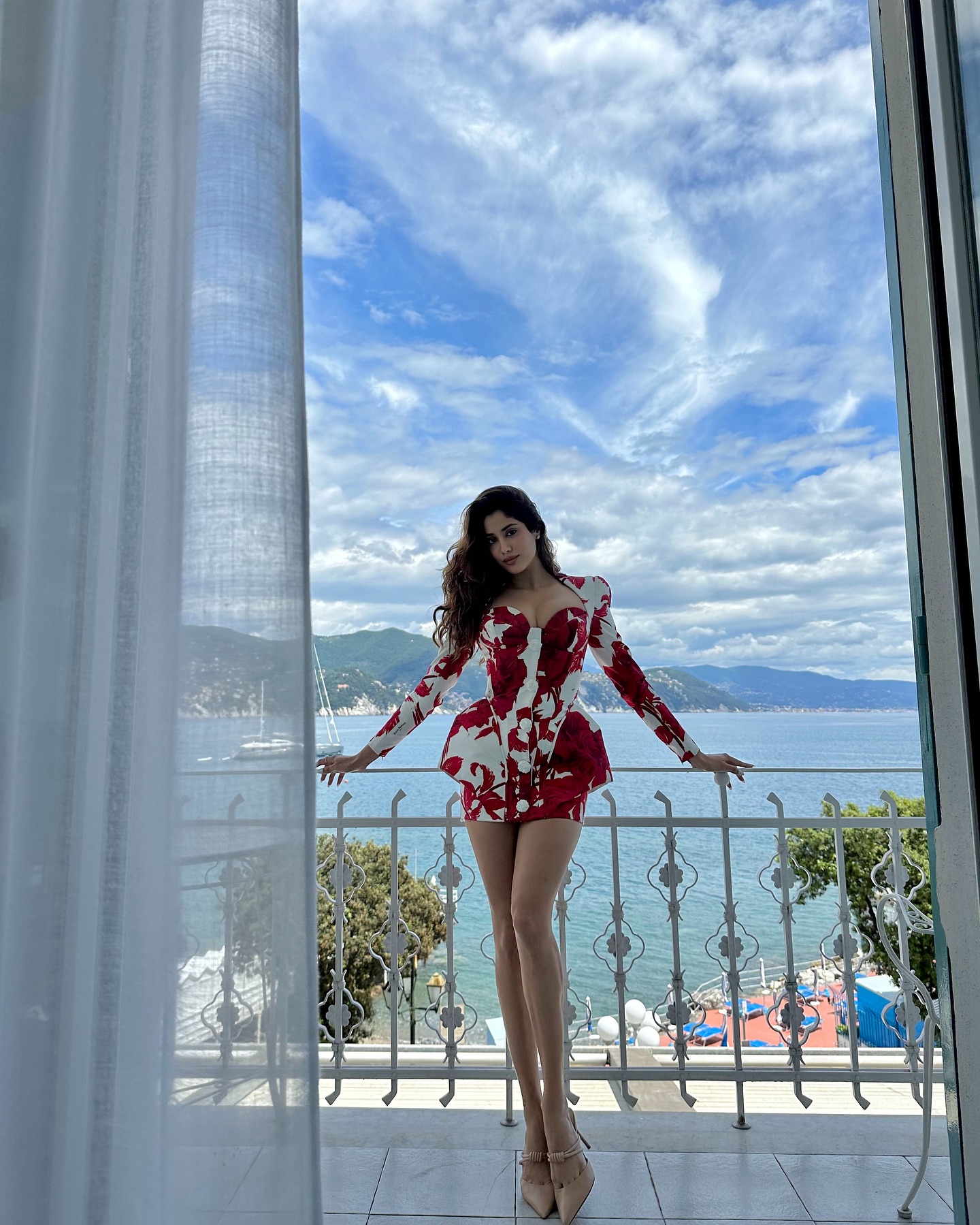 Janhvi Kapoor Glamorous Looks –...