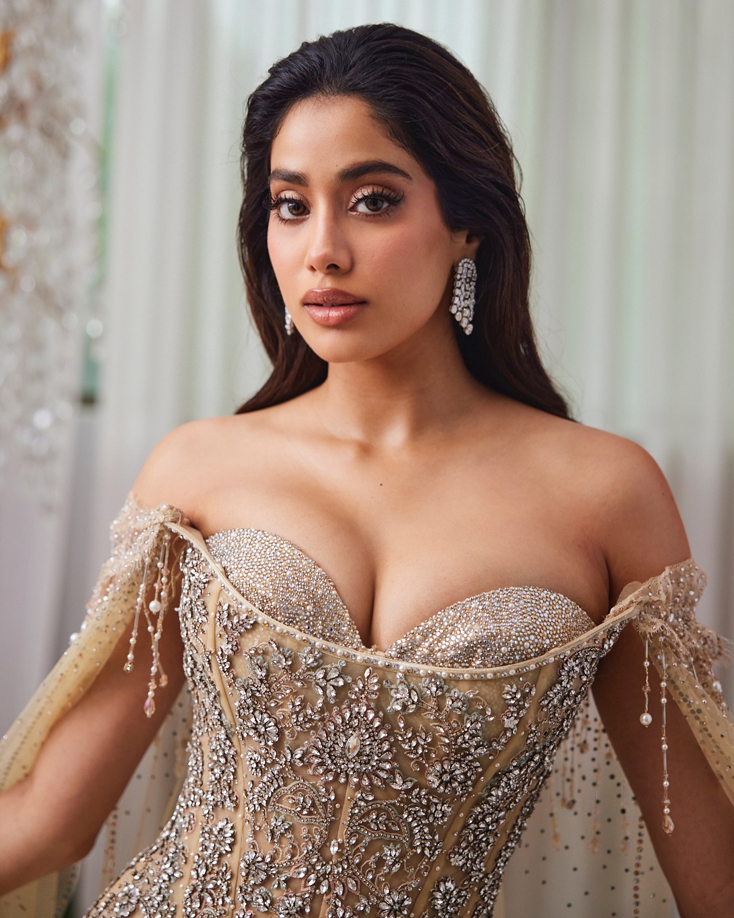 Janhvi Kapoor Glamorous Looks –...
