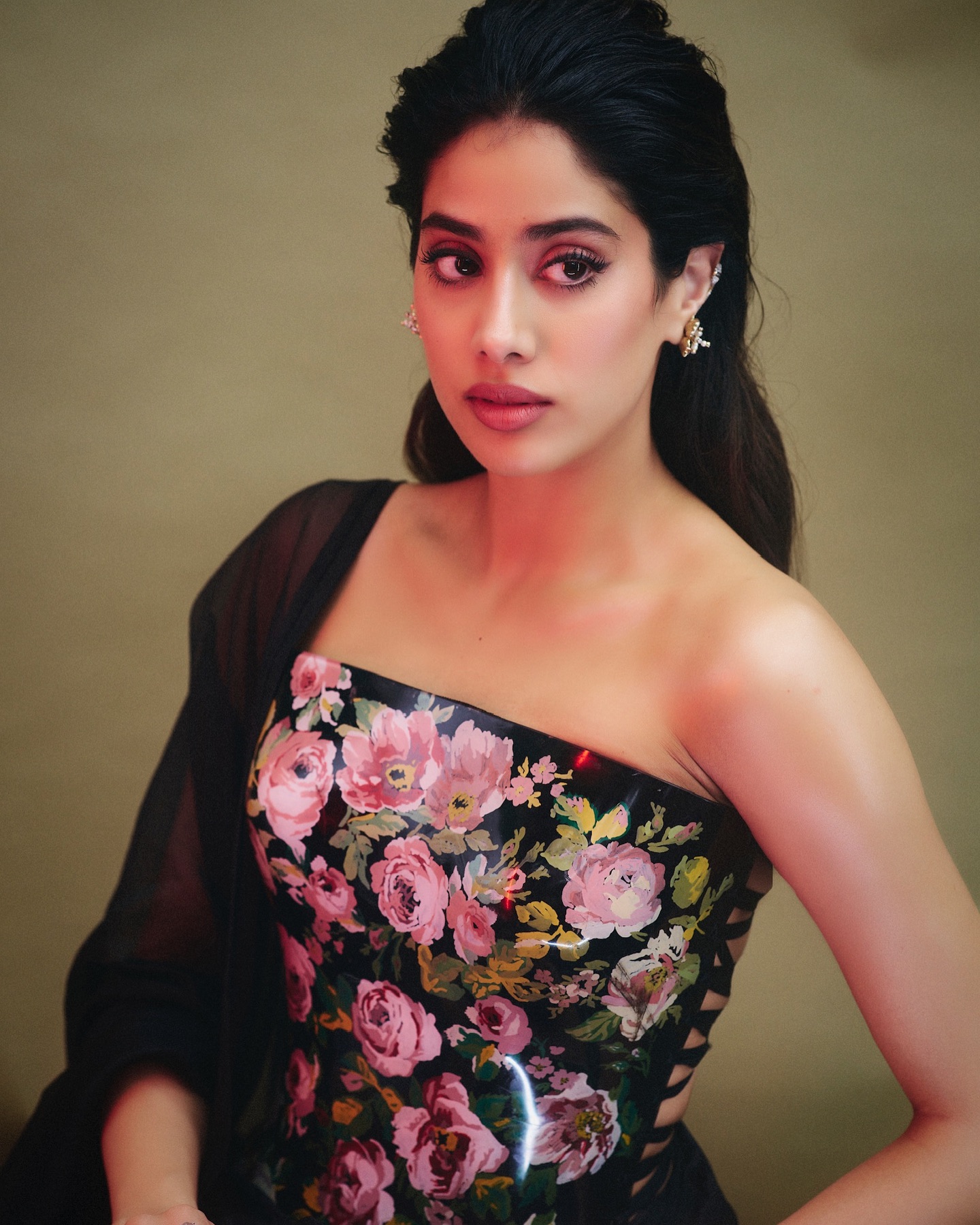 Janhvi Kapoor Glamorous Looks –...