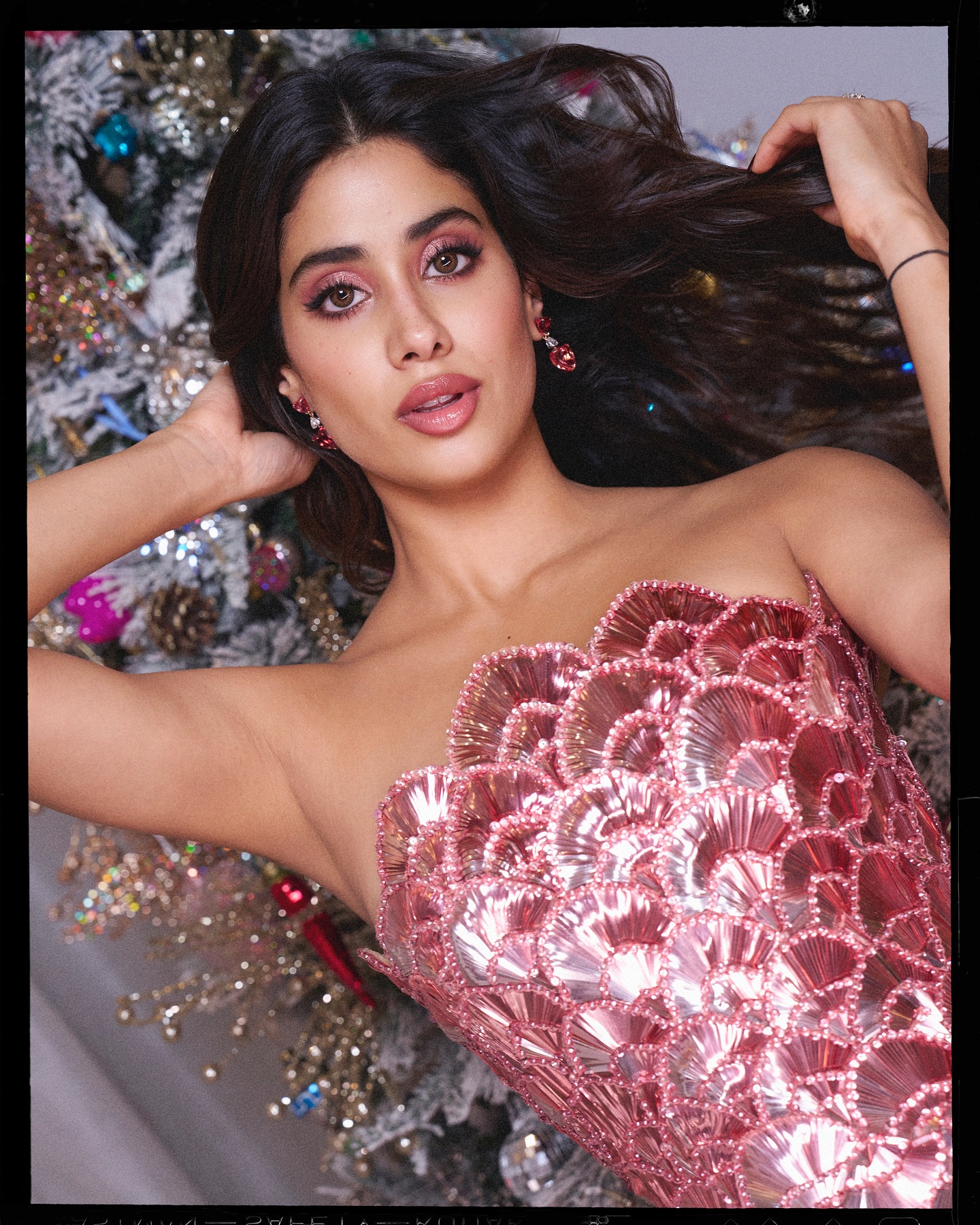 Janhvi Kapoor Glamorous Looks –...