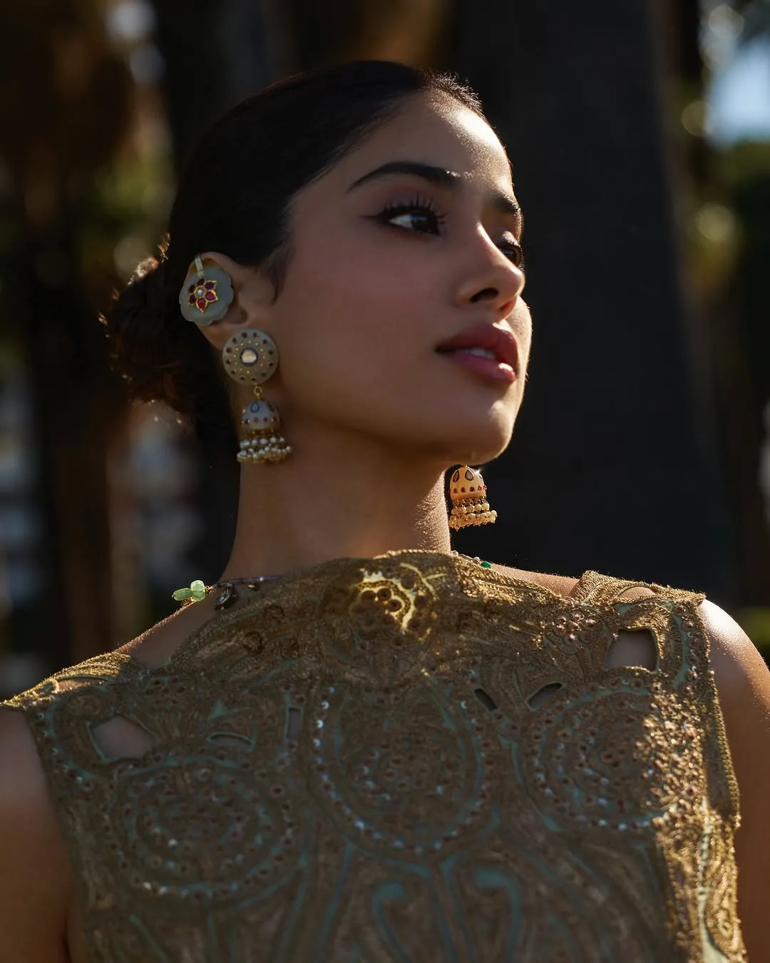 Janhvi Kapoor Bold Backless Glamour...