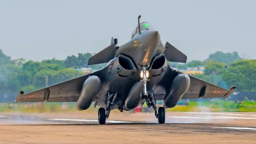 India Rafel Lock: पाकिस्तानी J-10C लड़ाकू विमानों ने चार भारतीय राफेल को घेरा! जानें झूठे दावों की हकीकत