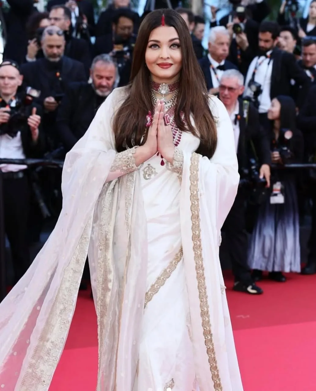 Aishwarya Rai Turns Heads at...