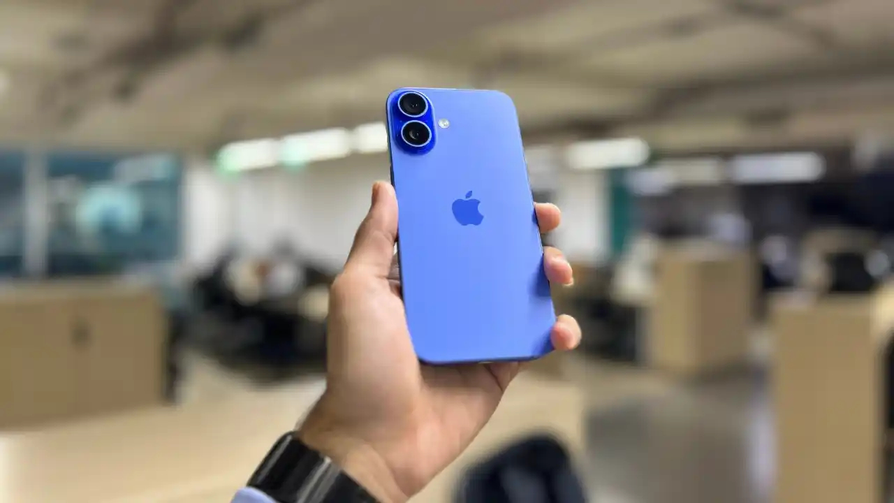 iPhone 16 Pro Max on...