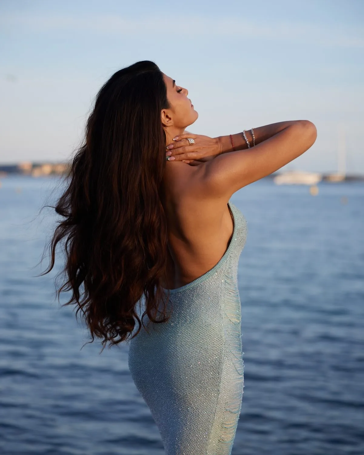 Jacqueline Fernandez Flaunts on curvy...